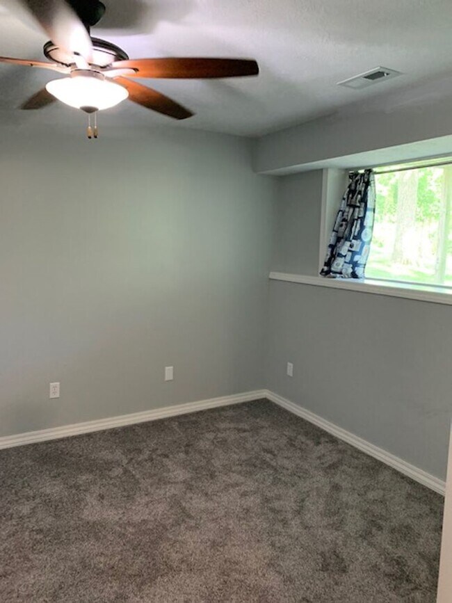 Building Photo - Spacious 3 bedroom 3.5 Baths 2 Home Office...