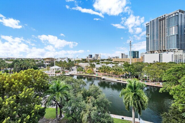 Building Photo - 401 SW 4th Ave