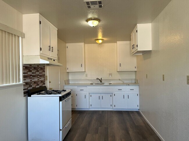 Building Photo - 727