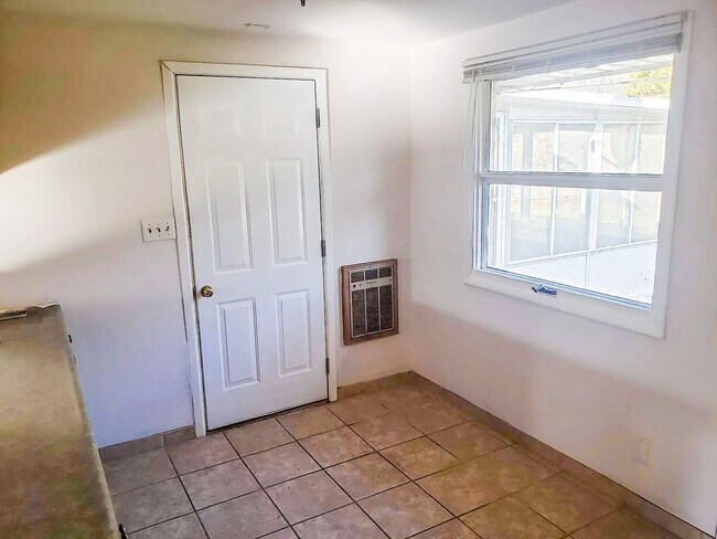 Building Photo - Enclosed Porch