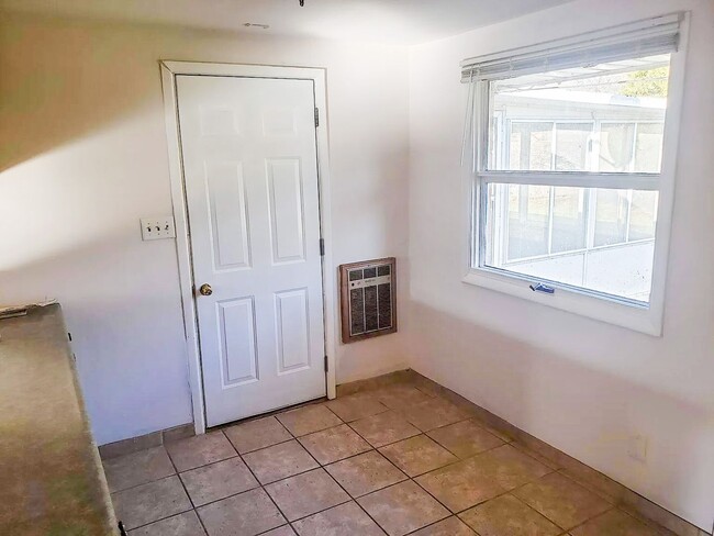 Building Photo - For Rent: 3 Bedroom Home with a Sunroom and Garage! Nice yard!