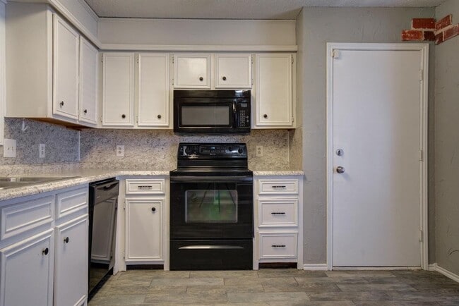 Building Photo - Pre-leasing this Beautiful 3/2/2 Home! Available JULY 1st