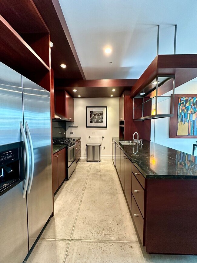 Building Photo - FURNISHED LUXURY TOP-FLOOR 2BR/2.5BA PENTH...