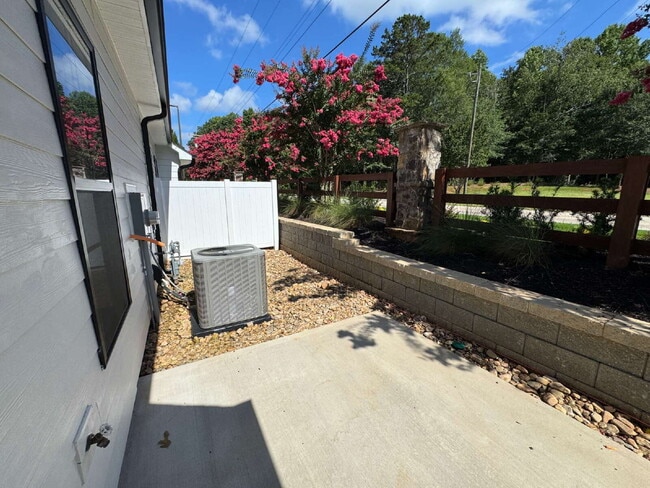 Building Photo - For Rent by Room - Seneca SC