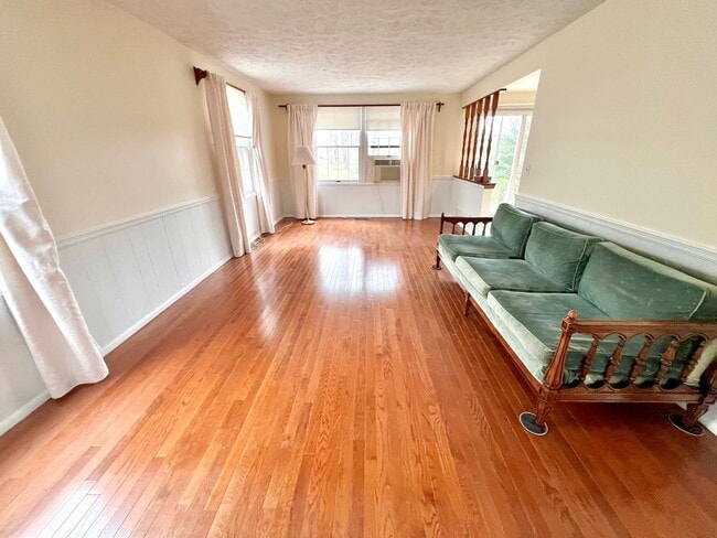 Building Photo - Beautiful Home - 3 Bedroom 2.5 Bathroom - ...