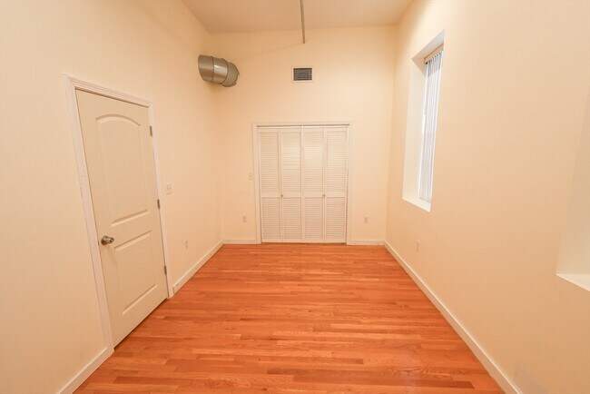 Building Photo - 960 Broadway