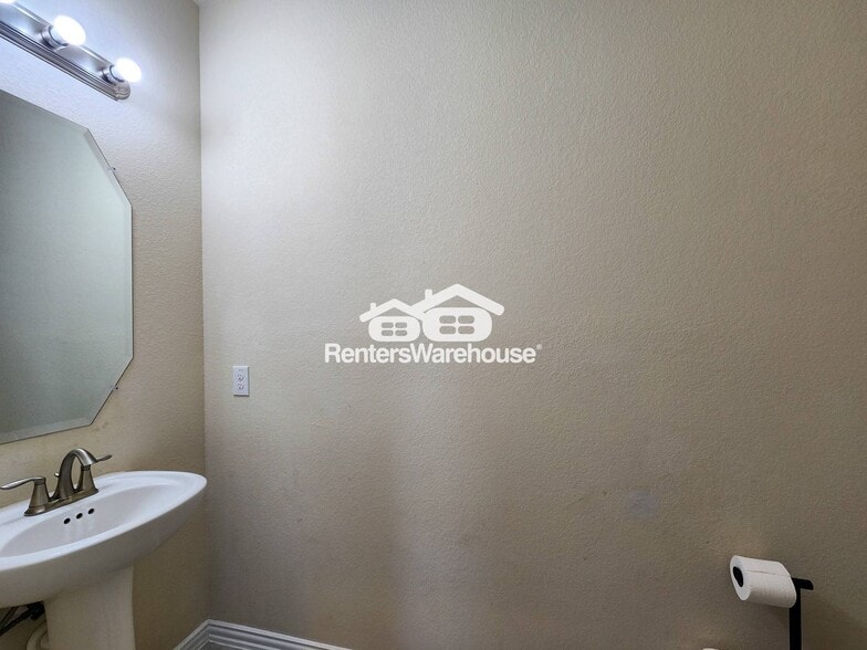Building Photo - 2119 Del Mar Dr