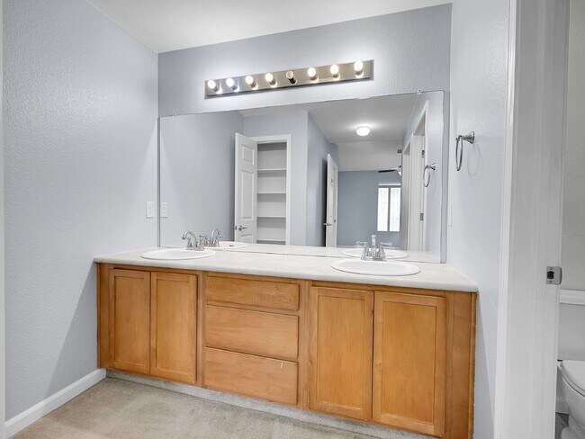 Building Photo - $1,795.95, Gorgeous 2-bed, 2-bath condo located in Aurora.