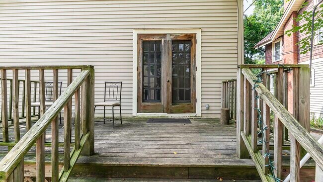 Building Photo - 823 Dewey Ave