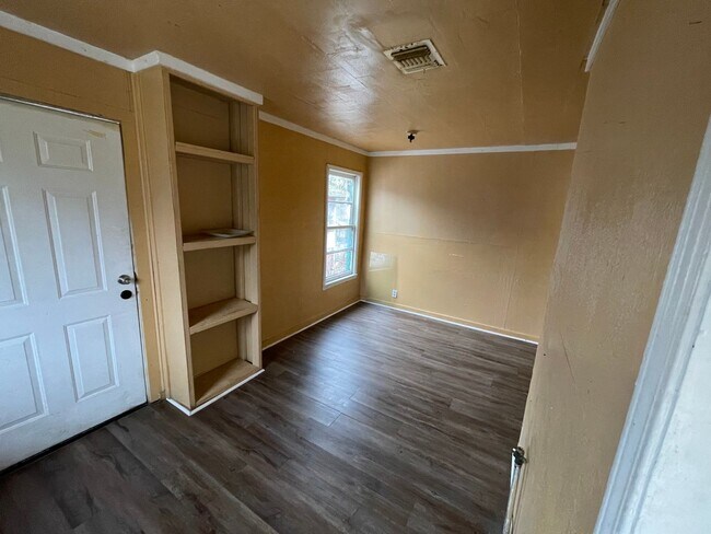 Building Photo - Spacious 3 Bedroom Home with Central AC