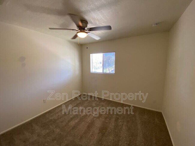 Building Photo - 286 W Palomino Dr