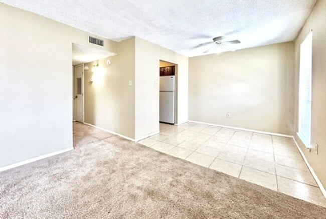 Building Photo - 2 Bedroom Upstairs Condo Located off Perki...