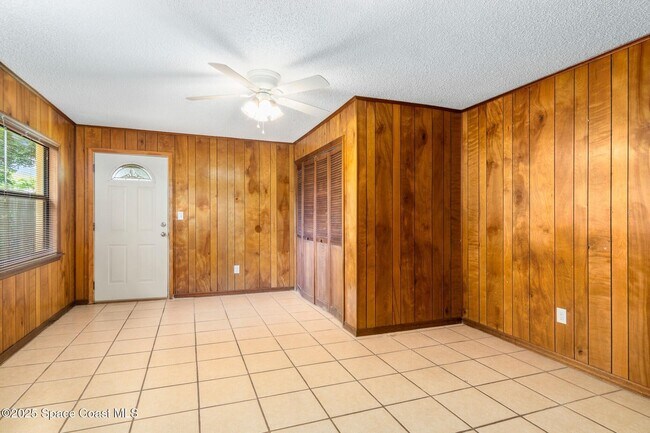 Building Photo - 212 E Towne Pl