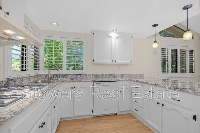 Building Photo - 2232 Oneida Cir