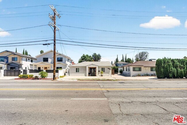 Building Photo - 6236 Lindley Ave