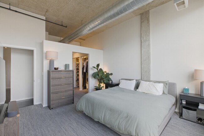 Building Photo - 900 N Kingsbury St