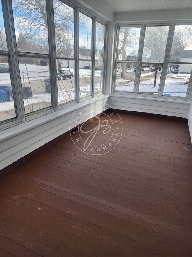 Building Photo - 4 bed 2 bath home with over 1600 Sq Feet!