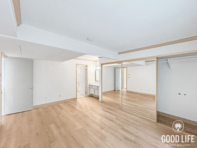 Building Photo - Beautiful 2B/1.5BA Condo W/ AC & Reserved Parking in Point Loma!