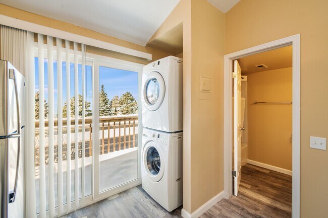 Building Photo - Beautifully remodeled condo in Smokey Hill - Available May 1st!!