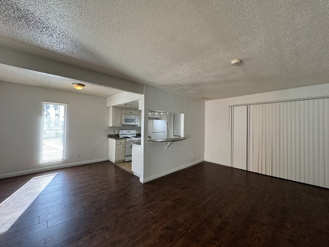 Building Photo - Spacious 3-Bed, 1-Bath Condo with Granite ...