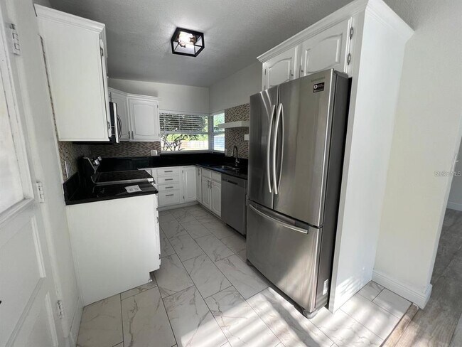 Building Photo - 5037 Lake Howell Rd