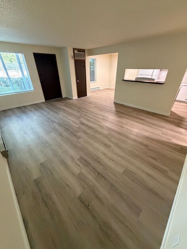 Building Photo - (946) 2780-C - Beautiful Updated 2-bedroom/1-bath