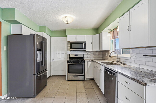 Building Photo - 3020 Wedgewood Dr