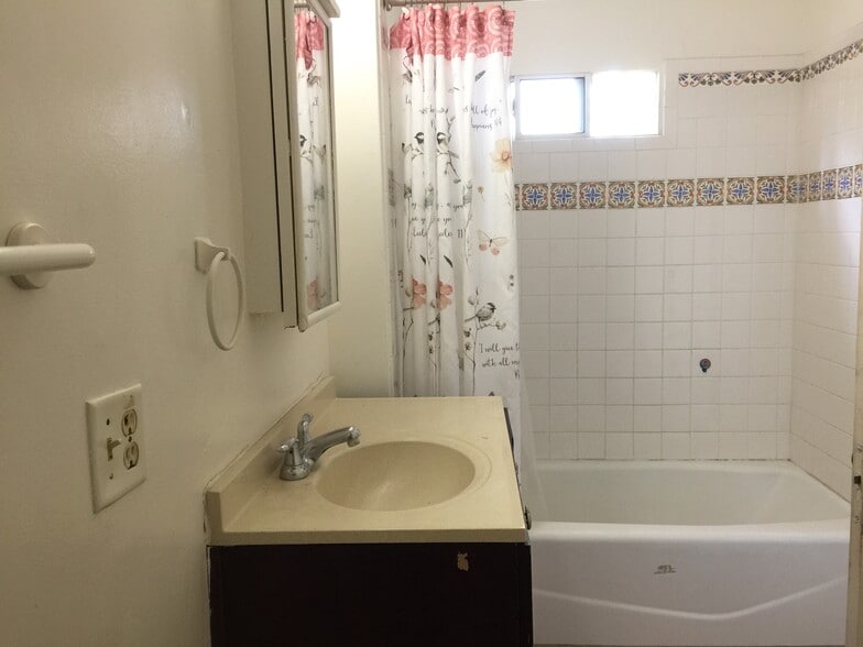 bathroom - 33141 Case St