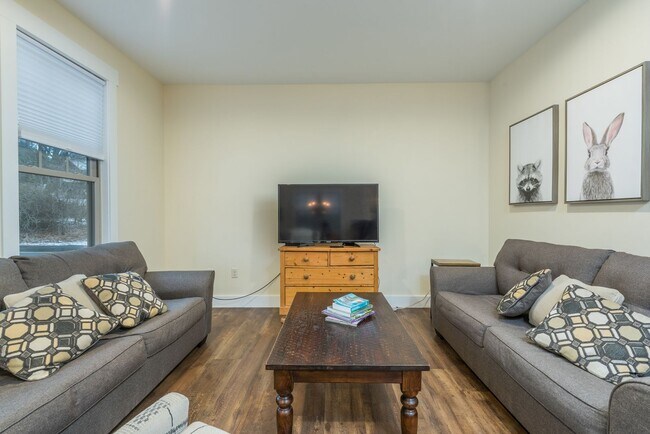 Building Photo - Black Mountain Rental!