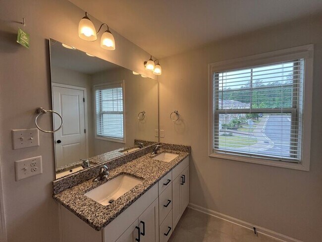 Building Photo - 1005 Longitude Dr