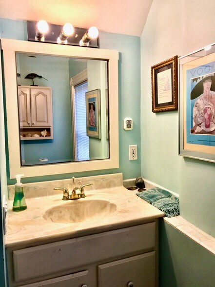 Bathroom - 17 Marathon St