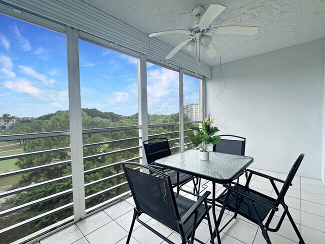 Building Photo - 535 Oaks Dr