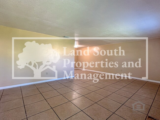 Building Photo - 2527 Crystal Lake Acres Dr