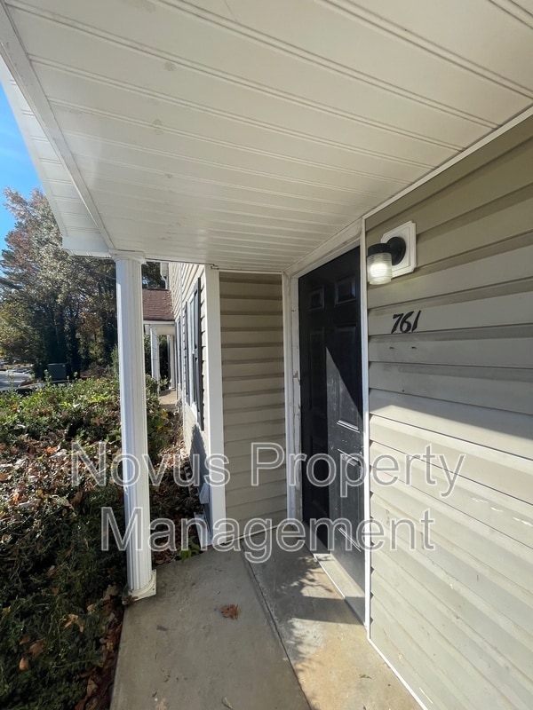 Building Photo - 761 South St