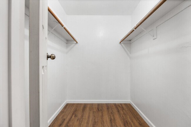 Building Photo - Spacious Condo Near Bakersfield College – Prime Location!
