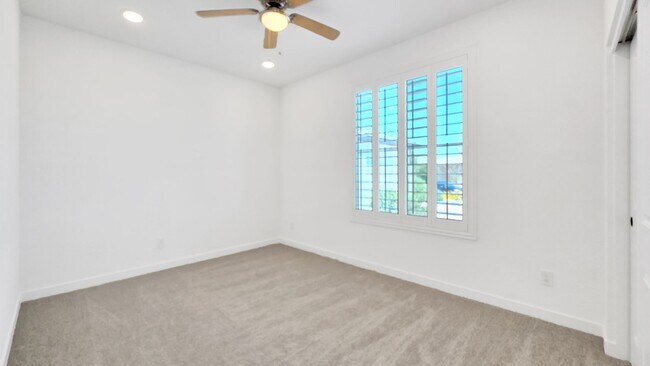 Building Photo - Newly built home with loads of space and S...