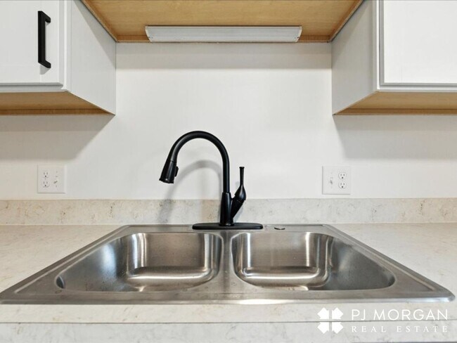 Building Photo - Midtown Modern Ranch-Don't Miss Out!
