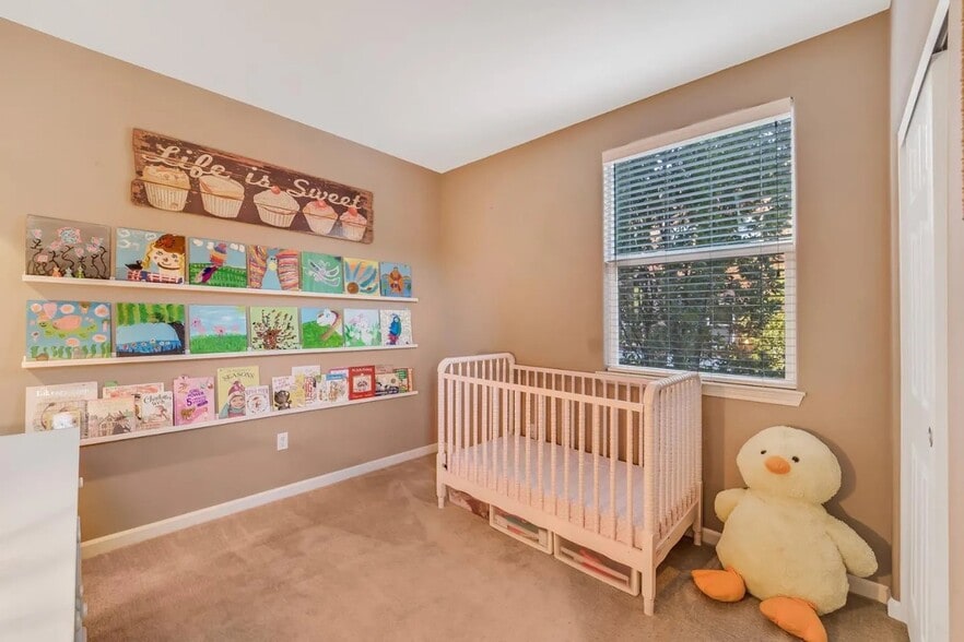 Upstairs bedroom with full bath - 837 Font Ter