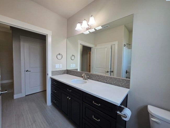 Building Photo - Spacious Rambler in South Richland with La...