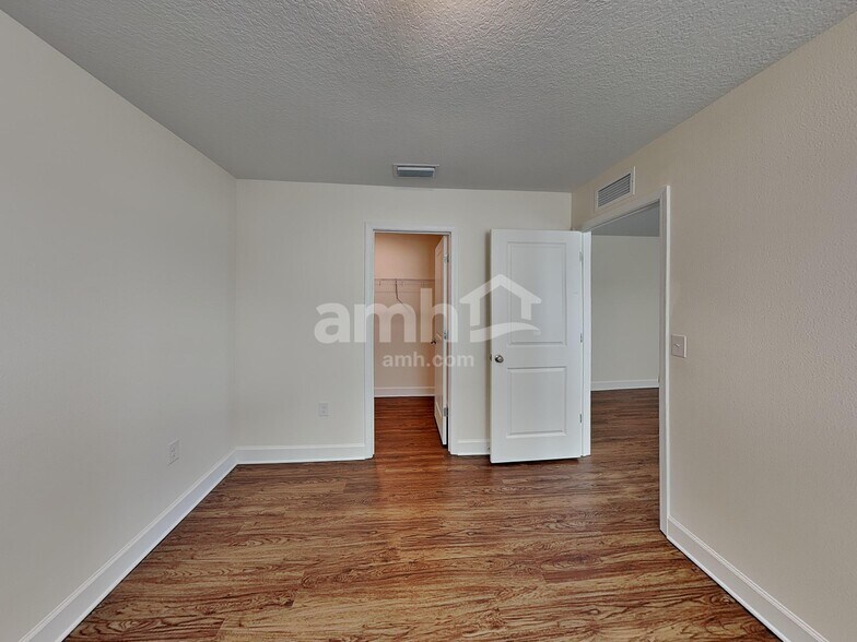 Building Photo - 524 Pine Terrace Dr