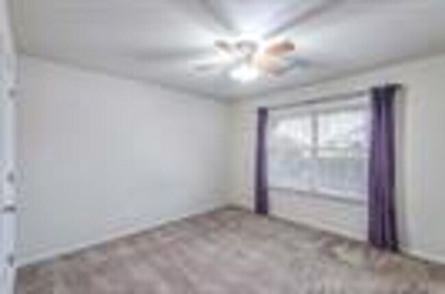 Building Photo - Well maintained home in a great location w...