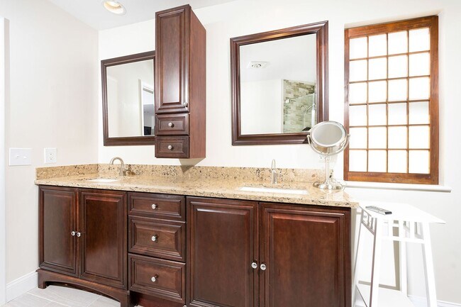 Building Photo - Stunning 4 Bedroom 3 and a Half Bath Bethe...