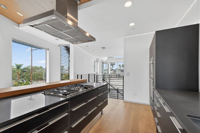 Building Photo - Discover this striking 3 bedroom apartment for rent in Venice, offering 4 bathrooms, contemporary...