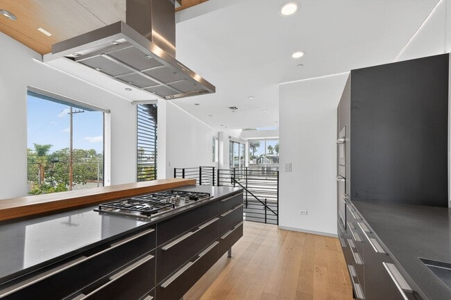 Building Photo - Modern and Custom 3 Bed + 4 Bath Venice Home with Rooftop Views!