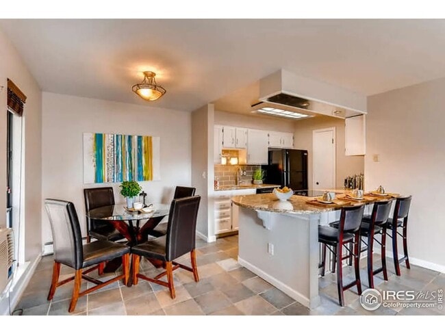 Building Photo - Furnished or Unfurnished Updated 2 Bed 2 B...