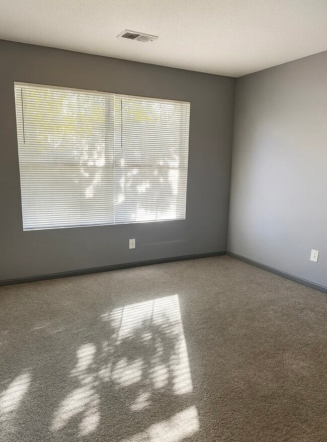 Building Photo - 105 Belle Flower Ct