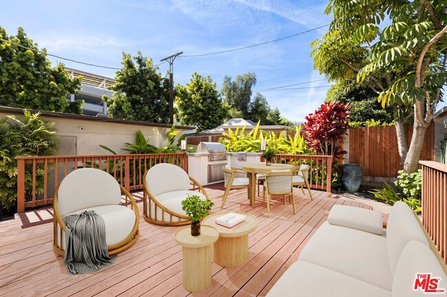 Building Photo - 2011 Stearns Dr