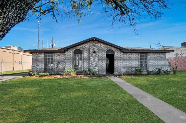 Building Photo - 8011 La Roche Ln