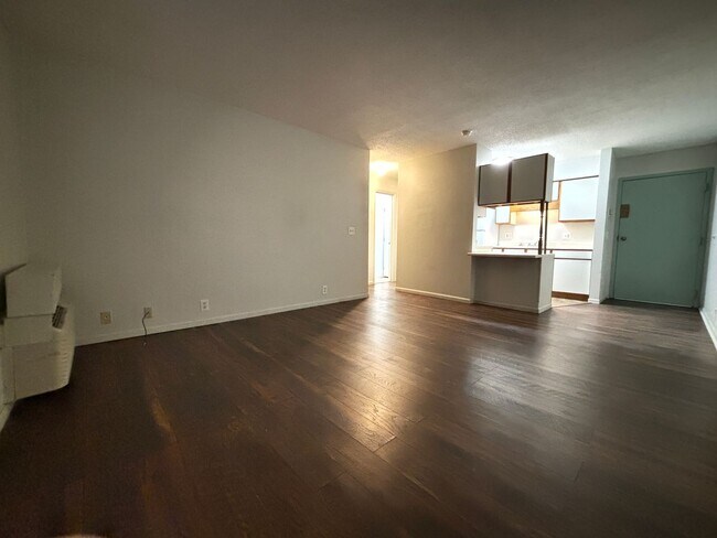 Building Photo - 1 Bedroom, 1 Bath Apartment at the Brooksi...