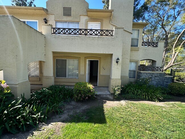 Building Photo - Front View of the Lake! Bright 2BR/2BA Ground Floor Condo with Tile Flooring & Parking